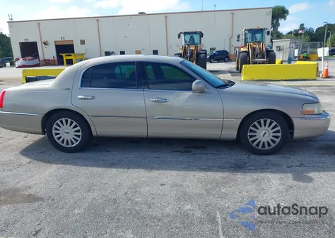 2005 Lincoln Town Car Signature Limited z USA, uszkodzony, nr VIN 1LNHM82W15Y659801